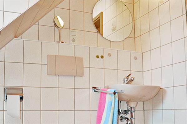 Bad mit Dusche und WC