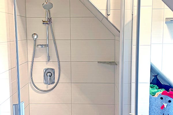 Bad mit Dusche und WC