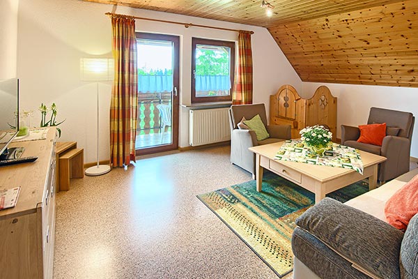 Wohnzimmer mit Balkon