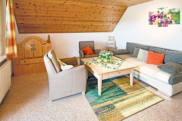 Wohnzimmer mit Balkon