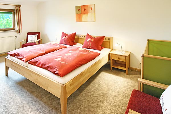 Schlafzimmer mit Doppelbett und Kinderbett