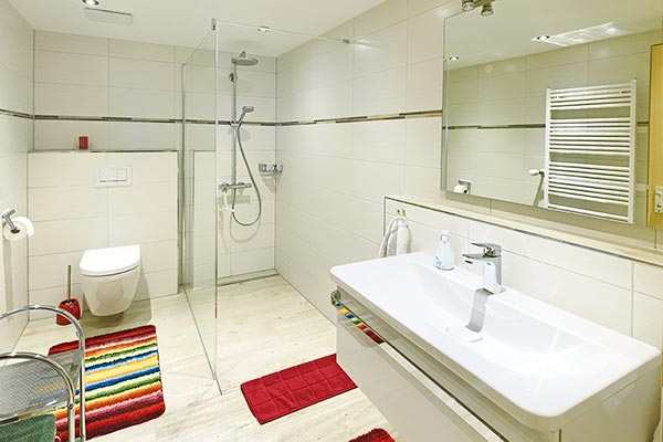 Bad mit Dusche und WC