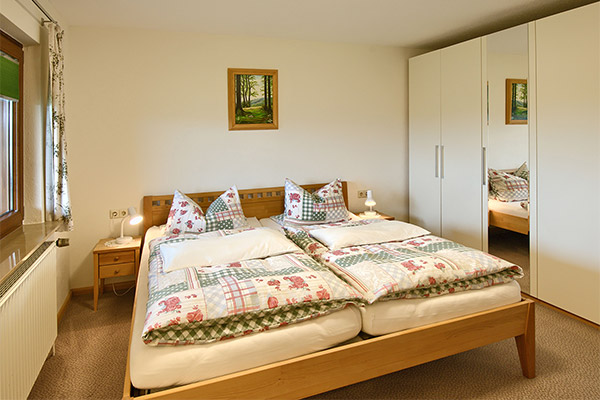 Schlafzimmer mit Doppelbett und Schlafcouch