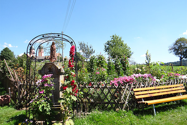 An sonnigen Tagen ein herrlicher Sitzplatz im Garten
